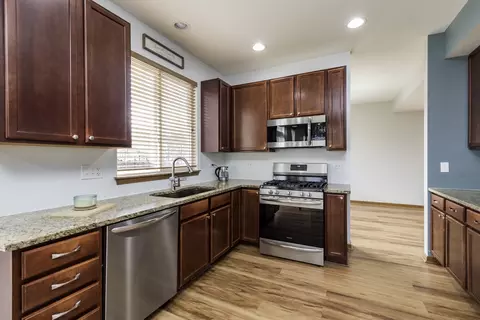 Kitchen - 39251 Crofton Ln, Beach Park, IL 60083 photo 1 of 4
