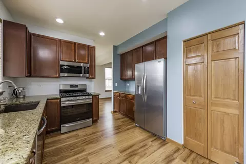 Kitchen - 39251 Crofton Ln, Beach Park, IL 60083 photo 2 of 4