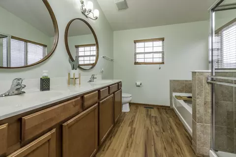 Bath - 39251 Crofton Ln, Beach Park, IL 60083 photo 2 of 4