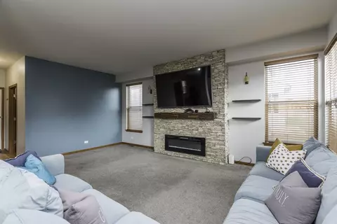 Living - 39251 Crofton Ln, Beach Park, IL 60083 photo 5 of 7