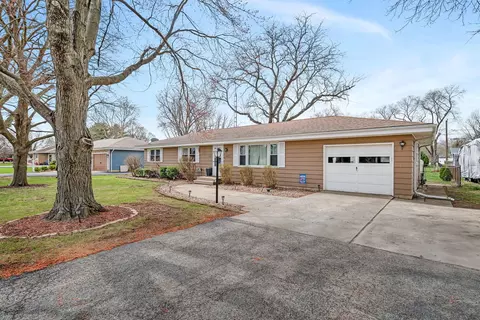 3695 School Dr, Morris, IL 60450