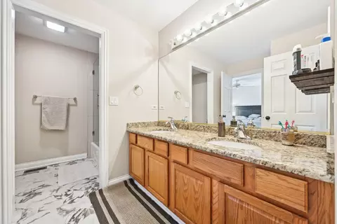 Bath - 1054 Hudson Ct, Bartlett, IL 60103 photo 5 of 6