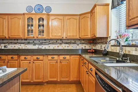 Kitchen - 1054 Hudson Ct, Bartlett, IL 60103 photo 4 of 7