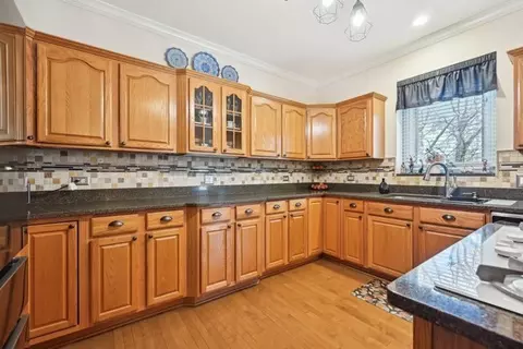 Kitchen - 1054 Hudson Ct, Bartlett, IL 60103 photo 3 of 7