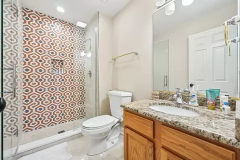Bath - 1054 Hudson Ct, Bartlett, IL 60103 photo 4 of 6
