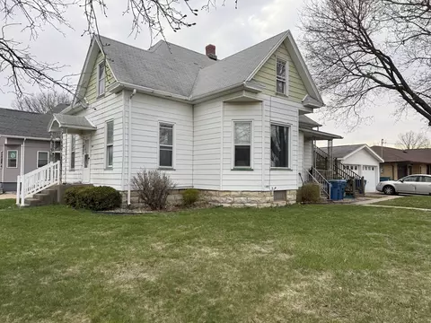 1503 10th St, Peru, IL 61354