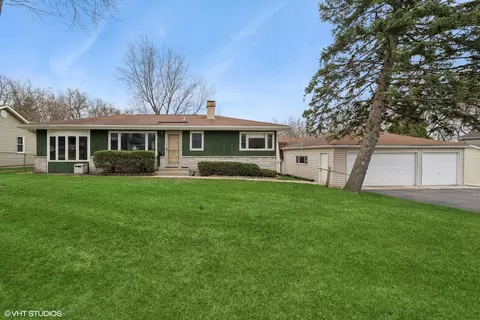 7 Lakewood Dr, Oakwood Hills, IL 60013