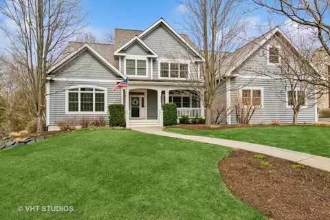 425 Woodland Trl, Lindenhurst, IL 60046