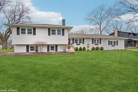 325 Hemlock Ln, Naperville, IL 60540