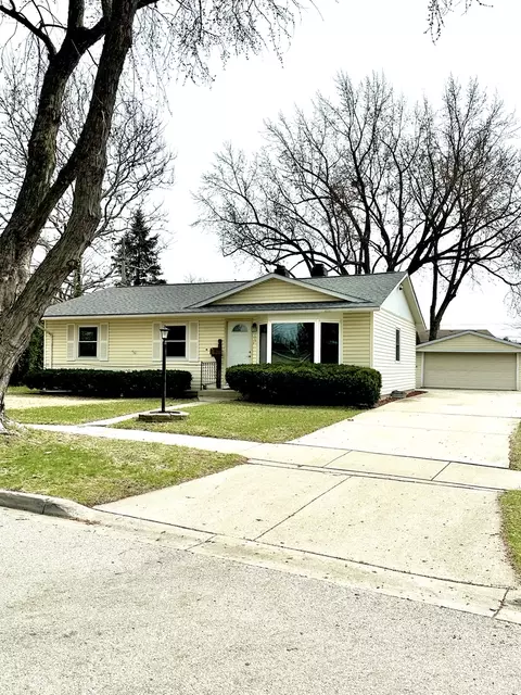 203 E Maxon Ln, Streamwood, IL 60107