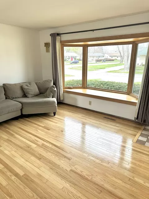 Living - 203 E Maxon Ln, Streamwood, IL 60107 photo 2 of 3