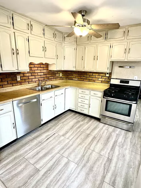 Kitchen - 203 E Maxon Ln, Streamwood, IL 60107 photo 2 of 2