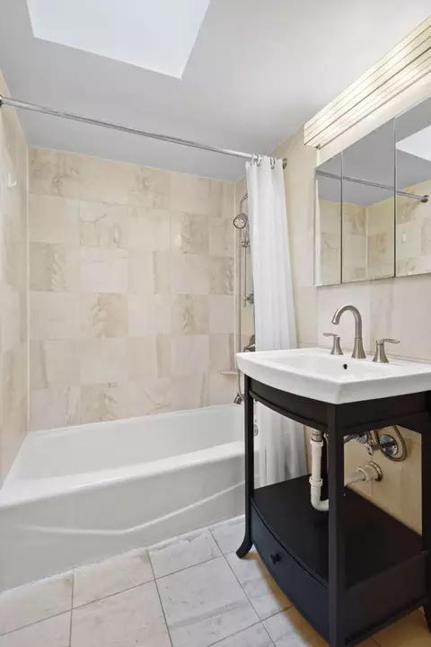 Bath - 1455 E 55th Pl, Chicago, IL 60637 photo 3 of 4