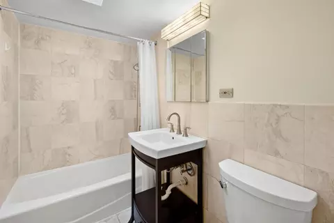Bath - 1455 E 55th Pl, Chicago, IL 60637 photo 4 of 4