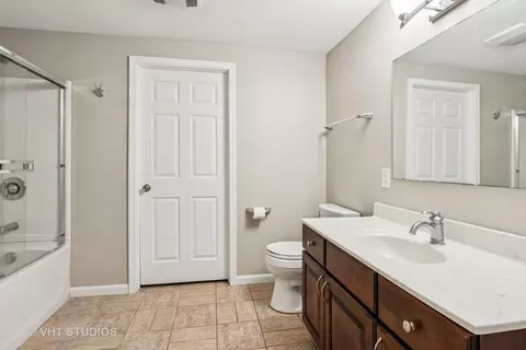 Bath - 622 Robin, Elgin, IL 60123 photo 4 of 4