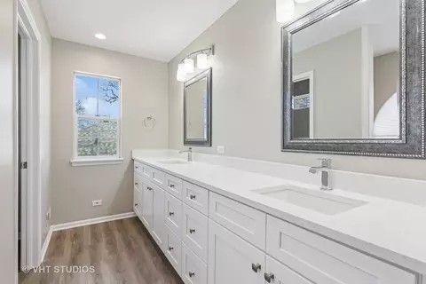 Bath - 622 Robin, Elgin, IL 60123 photo 2 of 4
