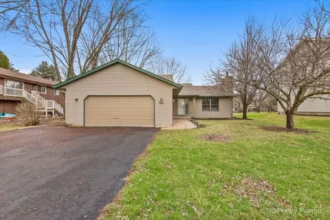 2309 Candlewick Dr SE, Poplar Grove, IL 61065