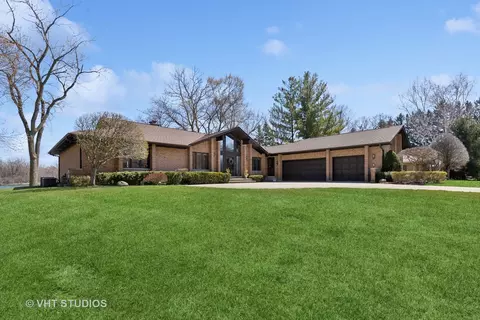 1100 Sandstone Dr, Libertyville, IL 60048