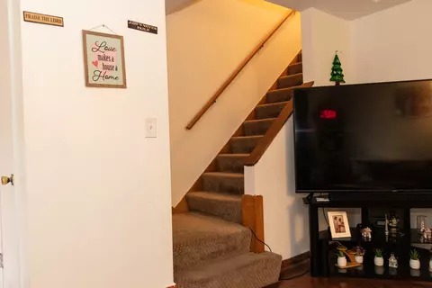 Entry Way - 1488 Willow Ave, Des Plaines, IL 60016 photo 3 of 3