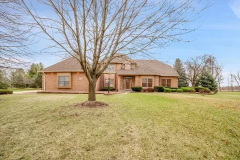 6 Oak Creek Dr, Yorkville, IL 60560