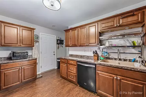 Kitchen - 1660 Kent Rd, Hoffman Estates, IL 60169 photo 2 of 4