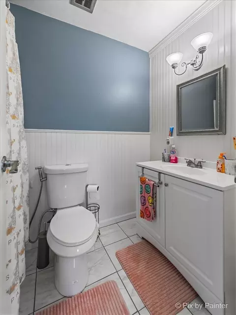 Bath - 1660 Kent Rd, Hoffman Estates, IL 60169 photo 2 of 3