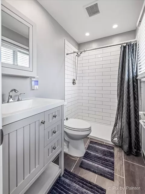 Bath - 1660 Kent Rd, Hoffman Estates, IL 60169 photo 1 of 3