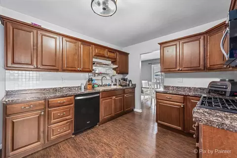 Kitchen - 1660 Kent Rd, Hoffman Estates, IL 60169 photo 4 of 4