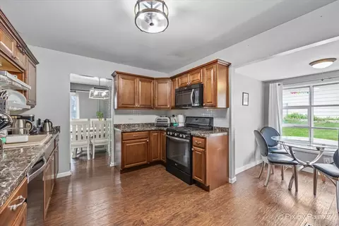Kitchen - 1660 Kent Rd, Hoffman Estates, IL 60169 photo 3 of 4