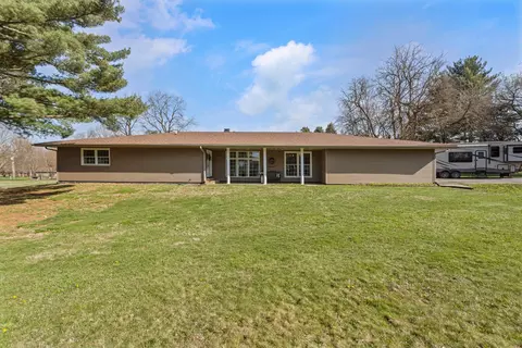 15 Wood Ln, Monticello, IL 61856