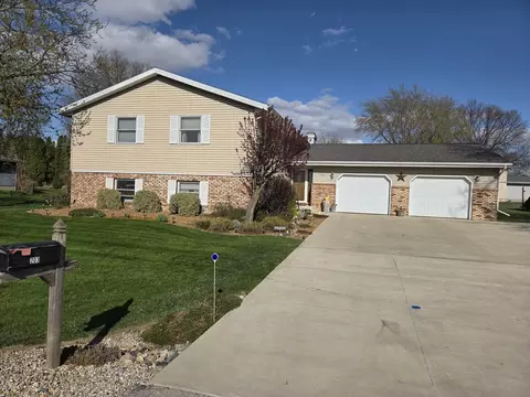 203 Delane Dr, Heyworth, IL 61745
