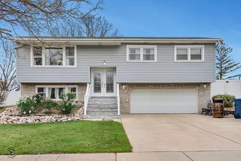 8809 Willow Rd, Hickory Hills, IL 60457