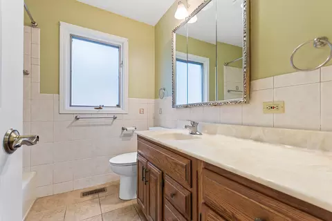 325 Davis Ct, Des Plaines, IL 60016 photo 8