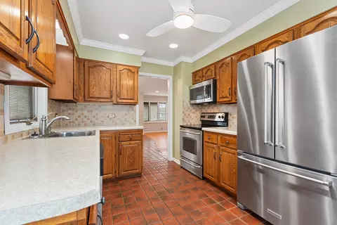 325 Davis Ct, Des Plaines, IL 60016 photo 5