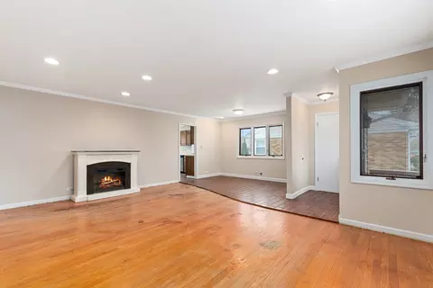 325 Davis Ct, Des Plaines, IL 60016 photo 3