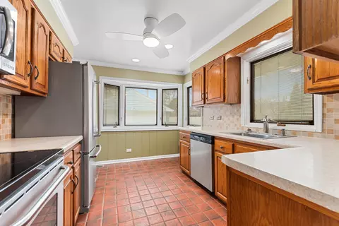 325 Davis Ct, Des Plaines, IL 60016 photo 6