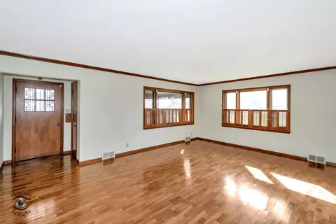 Living - 595 S Wall St, Kankakee, IL 60901 photo 2 of 5