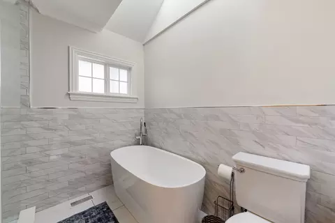 Bath - 4686 151st St, Oak Forest, IL 60452 photo 2 of 3