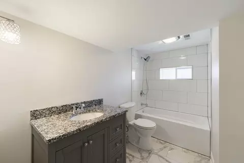 Bath - 4686 151st St, Oak Forest, IL 60452 photo 3 of 3