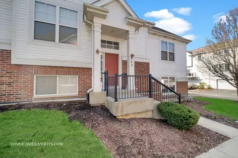 442 Plaza Pl, Aurora, IL 60504