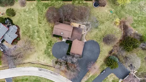 4 James Dr, Hawthorn Woods, IL 60047