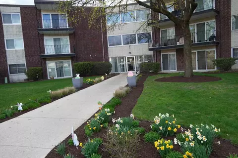 2800 Maple Ave #10A, Downers Grove, IL 60515