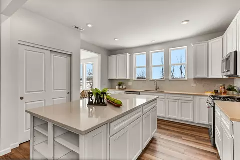 Kitchen - 2893 Briargate Dr, Lindenhurst, IL 60046 photo 2 of 3