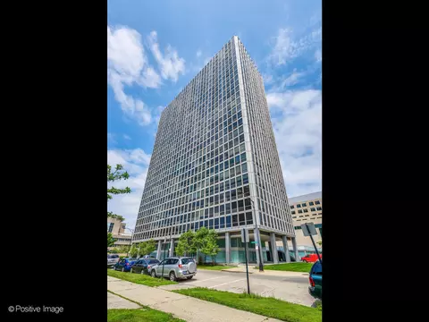 330 W Diversey Pkwy #906, Chicago, IL 60657