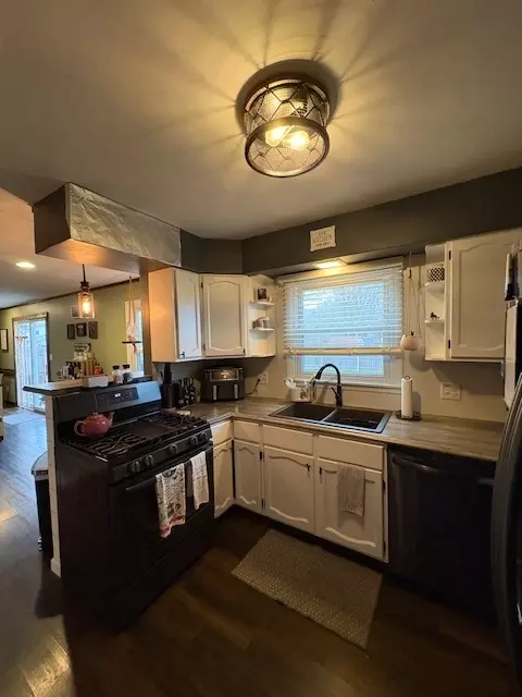 Kitchen - 712 E Grant St, Watseka, IL 60970 photo 2 of 2