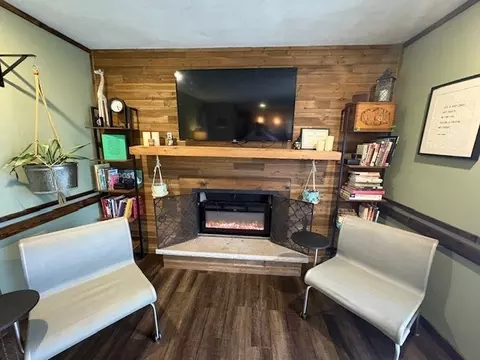 Living - 712 E Grant St, Watseka, IL 60970 photo 3 of 3