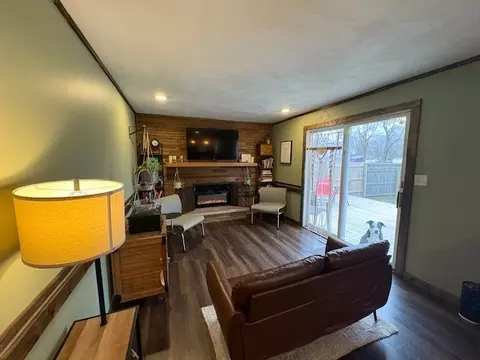Living - 712 E Grant St, Watseka, IL 60970 photo 2 of 3