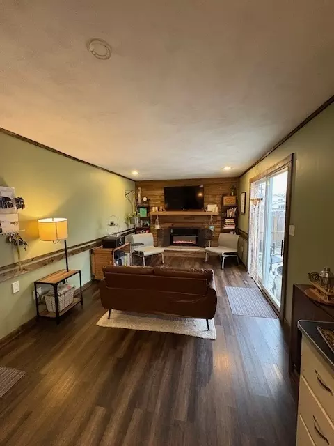 Living - 712 E Grant St, Watseka, IL 60970 photo 1 of 3