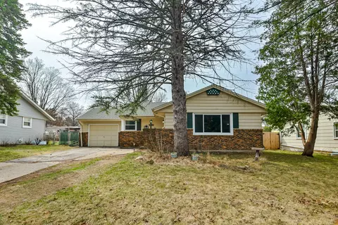 1904 Wisteria Rd, Rockford, IL 61107