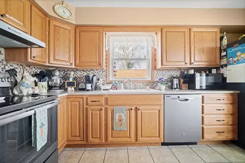 Kitchen - 6 Ivey Ct, Bloomington, IL 61701 photo 2 of 4